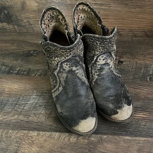 Stylish Black and Tan Women's Ankle Boots